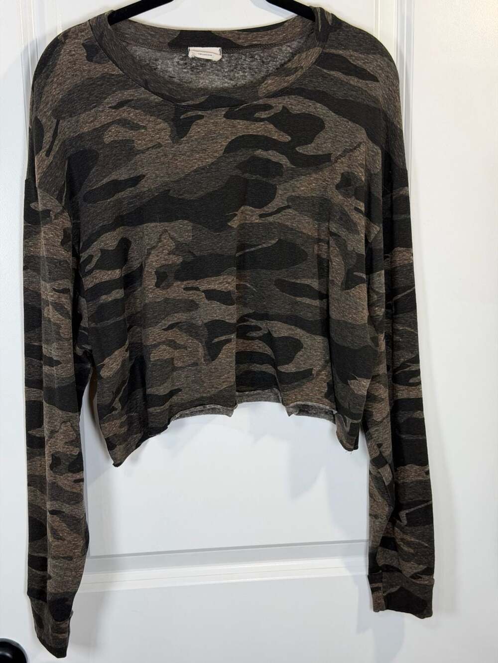 LE LIS COLLECTION Camo Print Cropped Long Sleeve Top Size M